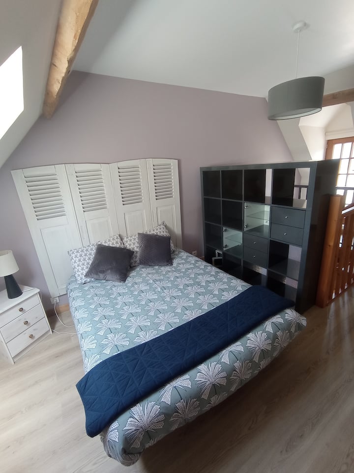 Chambre principale avec lit double - Gîte Le Puit Normandie